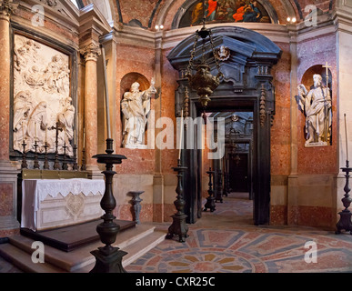 St. Thomas und St. Philippus. Italienische barocke Statuen in der Basilika von Mafra Nationalpalast, Portugal. Stockfoto