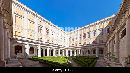 Nord-Kreuzgang der Nationalpalast von Mafra, Kloster und Basilika in Portugal. Franziskaner Orden. Barock-Architektur. Stockfoto