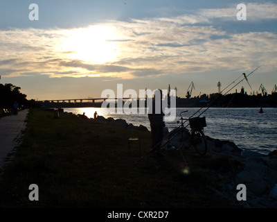 Fischer-Silhouette bei Sonnenuntergang Stockfoto