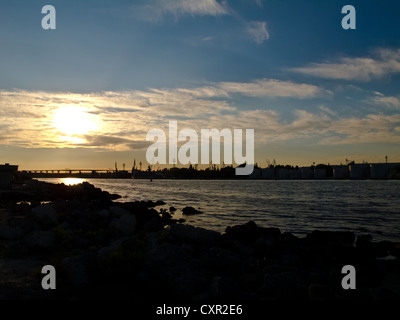 Brücke und Wharf am Sonnenuntergang Stockfoto