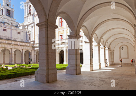 Nord-Kreuzgang der Nationalpalast von Mafra, Kloster und Basilika in Portugal. Franziskaner Orden. Barock-Architektur. Stockfoto