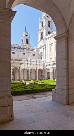 Nord-Kreuzgang der Nationalpalast von Mafra, Kloster und Basilika in Portugal. Franziskaner Orden. Barock-Architektur. Stockfoto