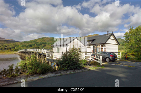 Auto fahren bis zur Mautstelle benutzen eine alte 1879 Maut Holzbrücke über den Mawddach Fluss bei Penmaenpool, Gywnedd, snowdonia Stockfoto