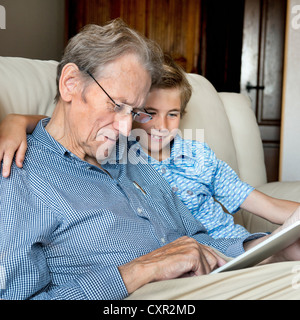 Großvater und Enkel Blick auf digital-Tablette Stockfoto