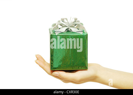 Hand und Geschenk isoliert auf weißem Hintergrund Stockfoto