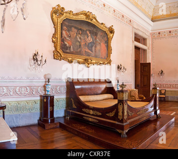 Schlafzimmer des Königs. Neoklassische Bett und Möbel. Nationalpalast von Mafra, Portugal. Barock-Architektur. Stockfoto