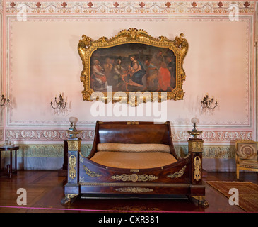 Schlafzimmer des Königs. Neoklassische Bett und Möbel. Nationalpalast von Mafra, Portugal. Barock-Architektur. Stockfoto