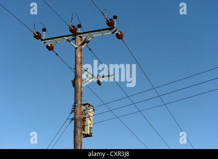 11 kV. elektrischen Leitungen und Transformatoren auf Holzstab. Ivegill, Cumbria, England, Vereinigtes Königreich, Europa. Stockfoto