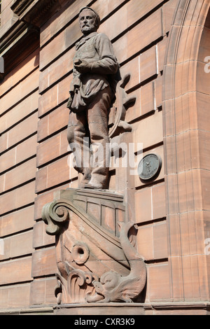 Der ehemalige Empfangseingang der Fairfield Shipbuilding and Engineering Company mit einer Sandsteinskulptur, Govan Road, Govan, Glasgow, Schottland, Großbritannien Stockfoto