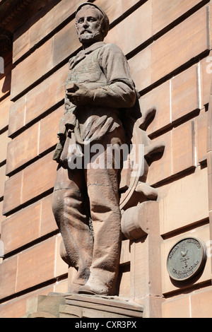 Der ehemalige Empfangseingang der Fairfield Shipbuilding and Engineering Company mit einer Sandsteinskulptur, Govan Road, Govan, Glasgow, Schottland, Großbritannien Stockfoto