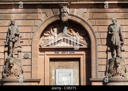 Der ehemalige Empfangseingang der Fairfield Shipbuilding and Engineering Company mit Sandsteinskulpturen, Govan Road, Govan, Glasgow, Schottland, Großbritannien Stockfoto