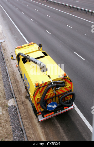 Rückseite Porträt der Kehrmaschine auf Autobahn Stockfoto