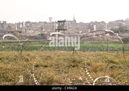 Blick auf die syrisch-kurdische Stadt al-Qamischli vom Grenzzaun auf türkischer Seite, in der Stadt Nusaybin, Anatolien, Türkei. Stockfoto