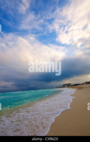 Türkis Surfen am Strand von Cancun Stockfoto