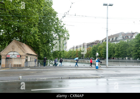 Menschen, die Brücke über den Fluss Limmat in Zürich. Es hatte nur geregnet, so viele Leute da draußen auf der Straße gering war. Stockfoto