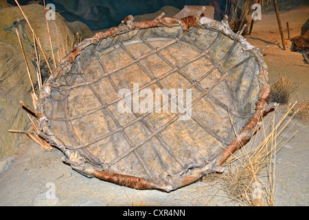 Indische Korb gemacht aus Ästen und Tierhäute, Buffalo Bill Historical Center, Cody, Wyoming, USA Stockfoto