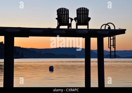 Steg mit Stühlen, Lake Pend Oreille, Sandpoint, Idaho, USA Stockfoto