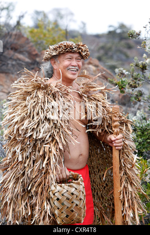 Hawaiian Vogel Jäger, Schauspieler an einem "Living History" School Leistung, Mauna Loa auf Hawaii Volcanoes National Park, Big Island, USA Stockfoto