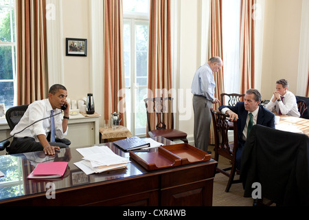 US-Präsident Barack Obama spricht am Telefon mit House Minority Leader Nancy Pelosi und Senate Majority Leader Harry Reid 31. Juli 2011 amtierenden Stabschef Bill Daley West Wing im Weißen Haus, laufende Bemühungen in den Gesprächen zum Schulden begrenzen und Defizit Abbau zu diskutieren. Chef des Stabes Bill Daley, nationalen wirtschaftlichen Rat Direktor Gene Sperling und Finanzminister Timothy Geithner. Stockfoto