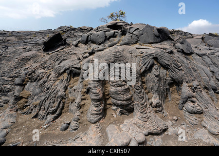 Pahoehoe-Lava geflossen ist aus einer Seite von einem Tumulus, Kau Desert Trail, Kilauea-Vulkan, Hawaiʻi-Volcanoes-Nationalpark Stockfoto