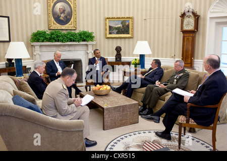 US-Präsident Barack Obama und Vize-Präsident Joe Biden entsprechen, im Uhrzeigersinn von Defense Secretary Leon Panetta, Lieutenant General John Allen, der Präsident, National Security Advisor Tom Donilon, Vorsitzender der Joint Chiefs des Personal Admiral Mike Mullen und Botschafter der Vereinigten Staaten in Afghanistan Ryan Crocker 5. Juli 2011 im Oval Office des weißen Hauses. Stockfoto