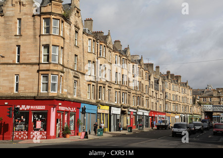 Mietwohnungen über Geschäften auf Saltmarket in der Merchant City, Glasgow, Schottland, Großbritannien Stockfoto