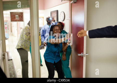 US-Präsident Barack Obama begrüßt Krankenhauspersonal während des Besuchs verwundete Militärangehörige 17. Juni 2011 am Walter Reed Army Medical Center in Washington, DC. Stockfoto