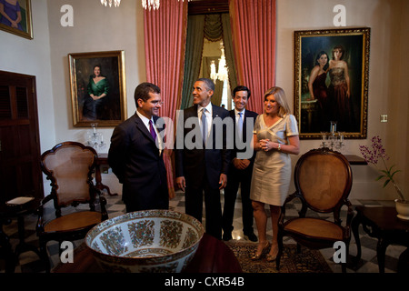 US-Präsident Barack Obama tourt La Fortaleza, die offizielle Residenz des Gouverneur von Puerto Rico mit Rep Pedro Pierluisi, links, Gouverneur Luis Fortu – o und First Lady LucŽ Vela de Fortu – o 14. Juni 2011 in San Juan, Puerto Rico. Stockfoto