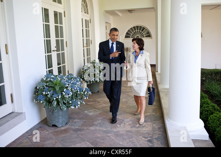 US-Präsident Barack Obama geht entlang der Kolonnade des weißen Hauses 2. Juni 2011 neu gewählte Vertreter Kathy Hochul. Stockfoto