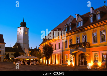 Hauptplatz und Rat Turm in Sibiu, Rumänien zur blauen Stunde Stockfoto