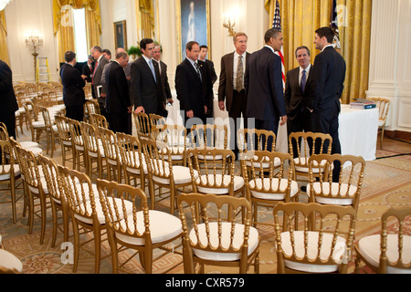 US-Präsident Barack Obama spricht mit Haus Budget Committee Chairman Paul Ryan (rechts) und National Economic Council Direktor Gene Sperling, zweite rechts, nach einem Treffen mit der Republican Conference Chairman Haus 1. Juni 2011 im East Room des weißen Hauses. Stockfoto