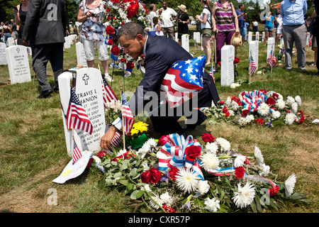 US-Präsident Barack Obama legt eine Presidential Herausforderungsmünze auf einem Grab im Abschnitt 60 auf dem Arlington National Cemetery 30. Mai 2011 in Arlington, Virginia. Abschnitt 60 ist für Angehörige des Militärs vorbehalten, die ihr Leben im Kampf in Afghanistan und im Irak verloren haben. Stockfoto