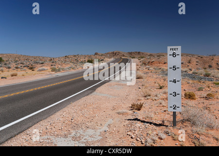 Warnzeichen, Gefahr von Überschwemmungen auf einer einsamen Straße in Nevada, USA Stockfoto