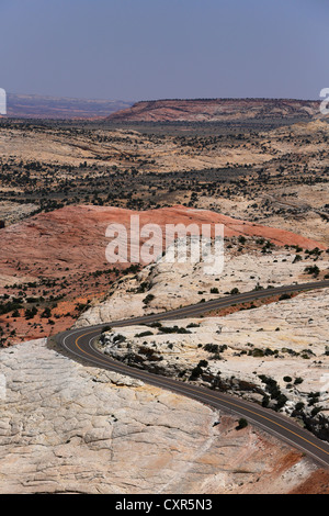 Straße durch Sandsteingebirge, Capitol Reef, Utah, USA Stockfoto