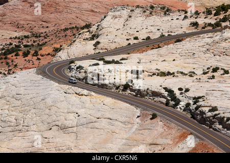 Straße durch Sandsteingebirge, Capitol Reef, Utah, USA Stockfoto