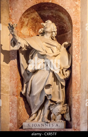 St. Johannes der Evangelist. Italienische barocke Statue in der Basilika von Mafra Nationalpalast, Portugal. Stockfoto