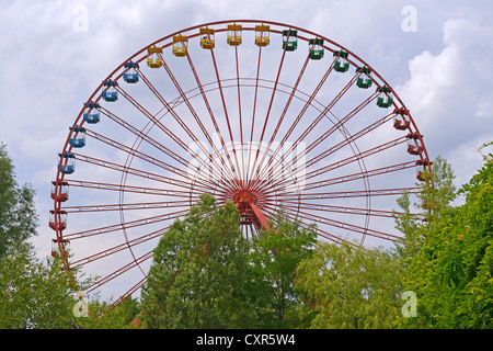 Verdeckte Sicht auf die 45 Meter hohe Riesenrad in den ehemaligen Spreepark Berlin-Vergnügungspark, früher bekannt als Kulturpark Stockfoto