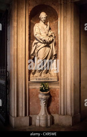 St. Barbara-Statue in einer Nische. Italienische barocke Statue in der Basilika von Mafra Nationalpalast, Portugal. Stockfoto