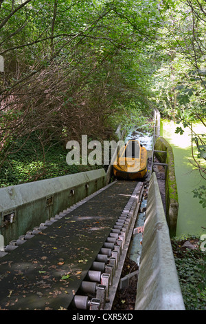 Morbider Charme des verlassenen Wildwasserbahn im ehemaligen Spreepark Berlin Vergnügungspark, früher bekannt als Kulturpark Stockfoto