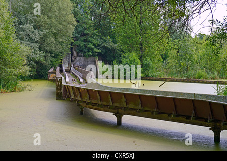 Morbider Charme des verlassenen Wildwasserbahn im ehemaligen Spreepark Berlin Vergnügungspark, früher bekannt als Kulturpark Stockfoto