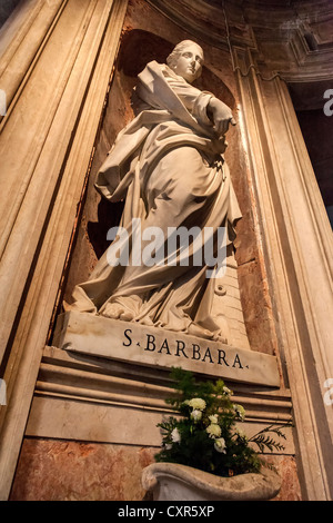 St. Barbara-Statue in einer Nische. Italienische barocke Statue in der Basilika von Mafra Nationalpalast, Portugal. Stockfoto