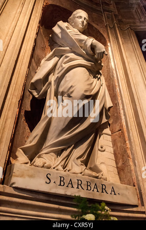 St. Barbara-Statue in einer Nische. Italienische barocke Statue in der Basilika von Mafra Nationalpalast, Portugal. Stockfoto