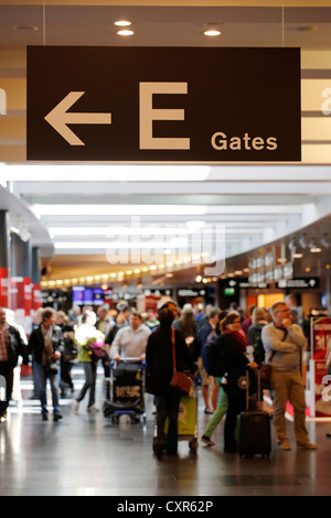 Passagiere und Zeichen "E Gates' am Flughafen Zürich oder Flughafen Kloten ZRH, Schweiz, Europa Stockfoto