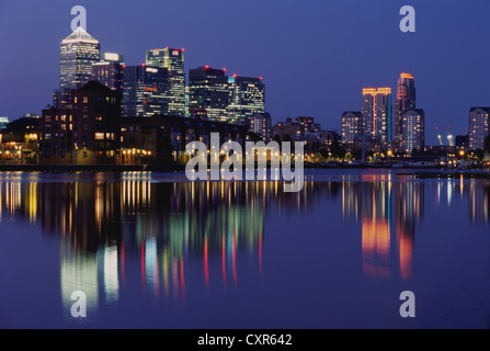 Canary Wharf, London, Großbritannien, beleuchtet in der Abenddämmerung, Blick vom Grönland Dock, Surrey Quays Stockfoto