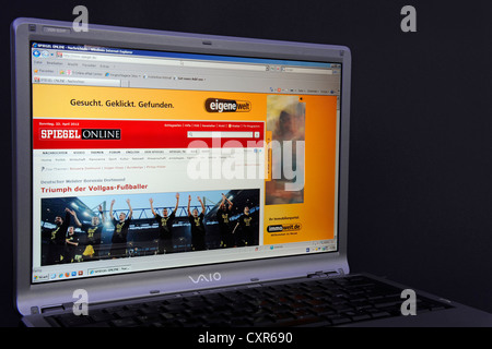 Webseite, Spiegel Online-Webseite auf dem Bildschirm von einem Sony Vaio Laptop, eine deutsche Wochenzeitschrift news Stockfoto