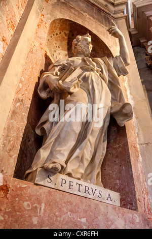 St Peter Apostel. Italienische barocke Statue in der Basilika von Mafra Nationalpalast, Portugal. Stockfoto