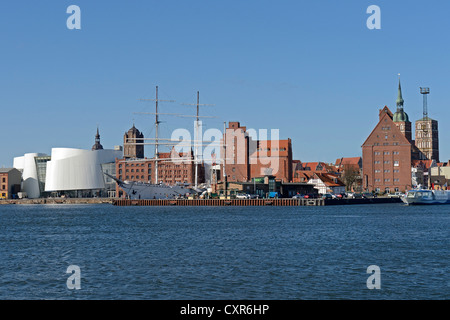 Historischen Lagerhallen und Ozeaneum Museum für Naturgeschichte von der Mole im alten Hafen von Stralsund aus gesehen Stockfoto