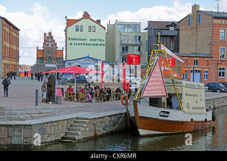 Fischerei Schneider verkaufen frische Fisch und Fisch Brötchen in Querkanal, ein Kanal im historischen Hafen von Stralsund Stockfoto