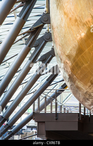 Detail-Aufnahme des Rumpfes und freitragende Arme die Cutty Sark auszusetzen das Schiff im Trockendock Stockfoto