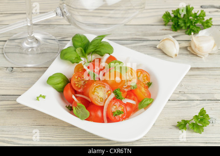 Cherry-Tomaten, Basilikum und Knoblauch Stockfoto